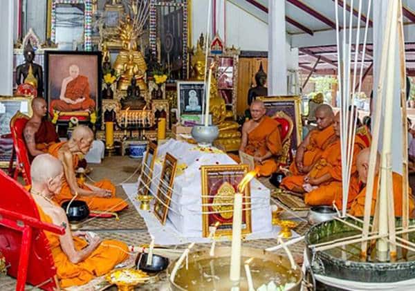 การแขวนพระเครื่อง